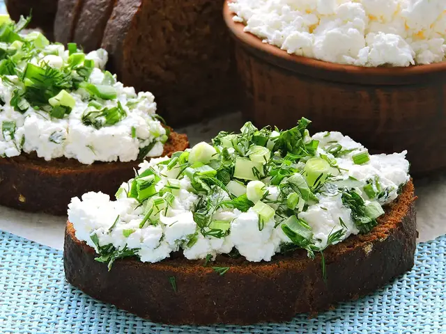 Cottage cheese with herbs on bread