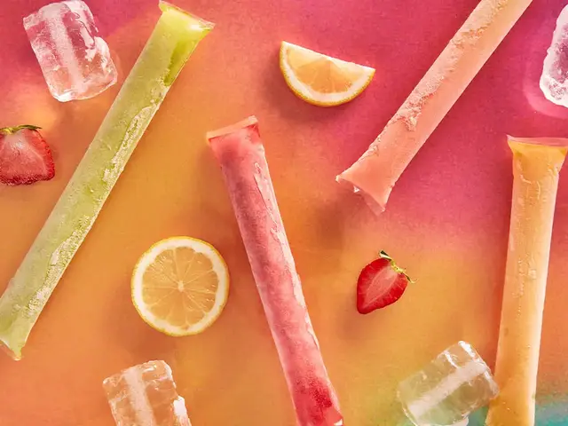 Fruit popsicles with lemon slices