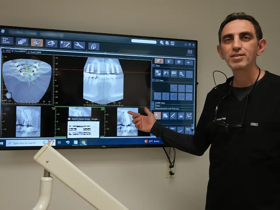 Dr. Paz explaining 3D implant planning on a screen